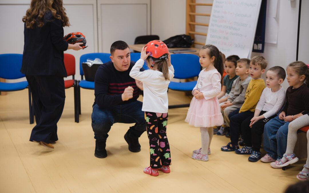Mališani kroz igru i poligon učili kako da bezbjedno voze bicikl i koriste zaštitnu opremu